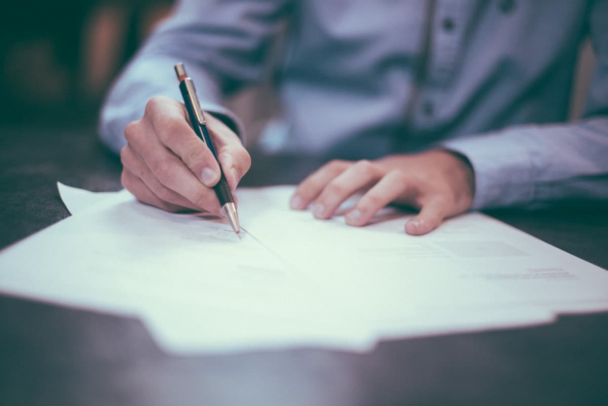 Paciente y psicólogo firmando el consentimiento informado en consulta