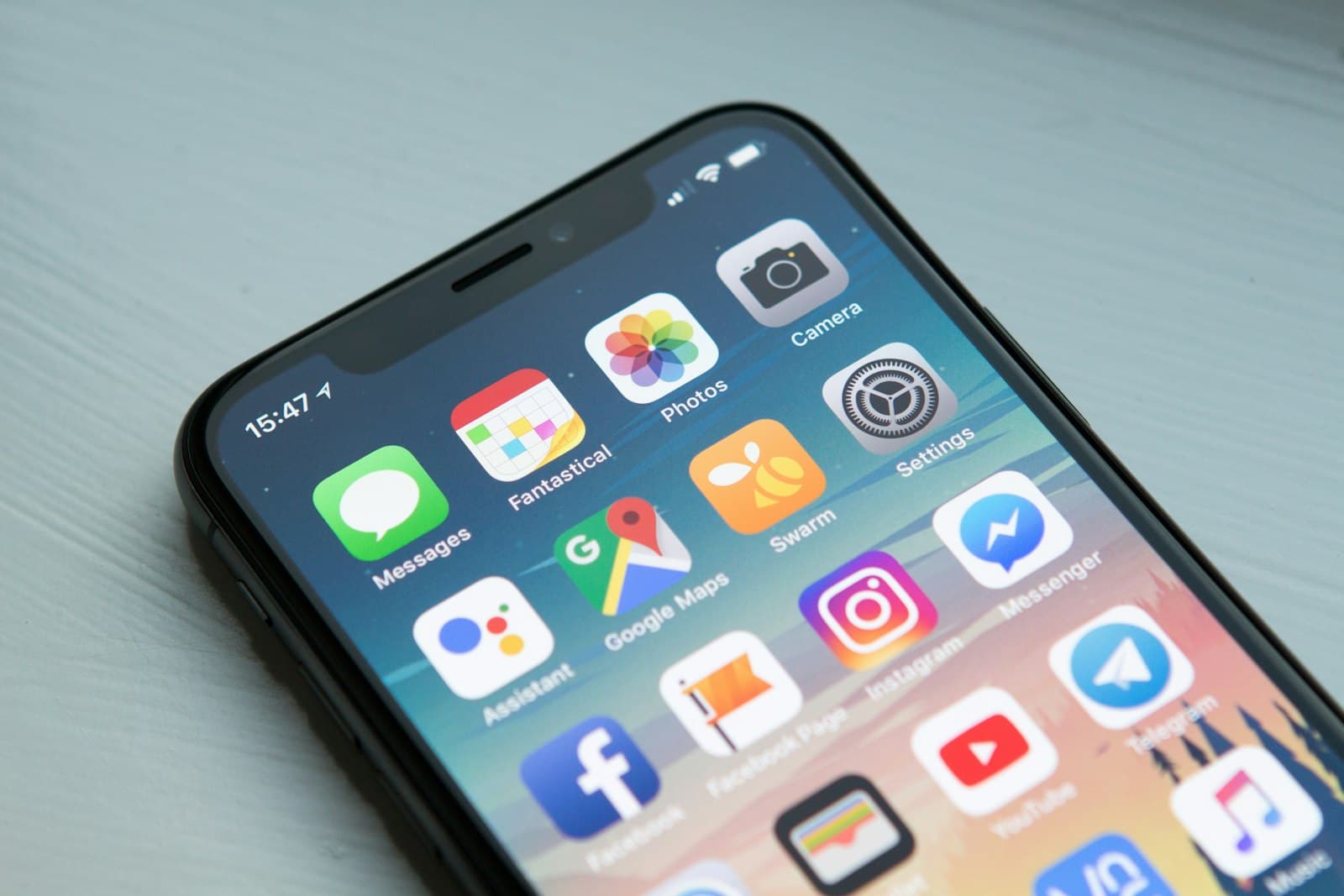 Móvil con aplicaciones en pantalla: Doctoralia y el software de gestión para psicólogos