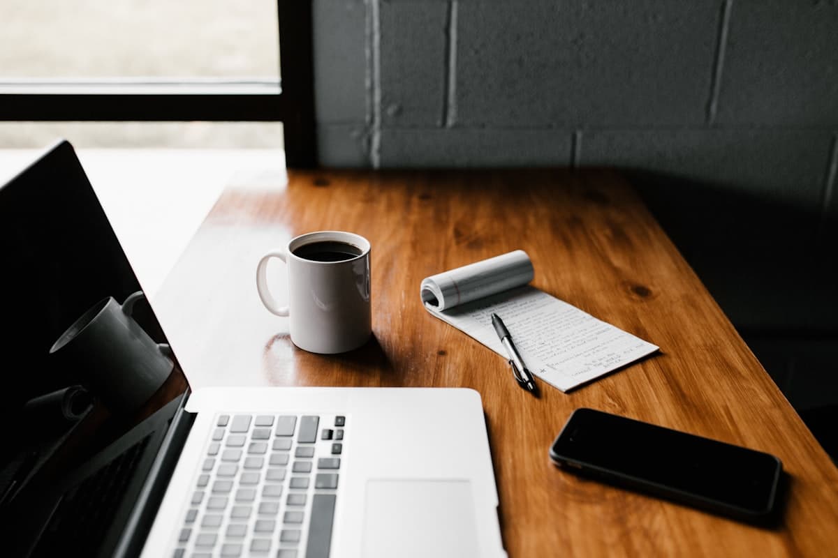 Software de facturación para psicólogos adaptado a VeriFactu en un portátil sobre la mesa de una consulta