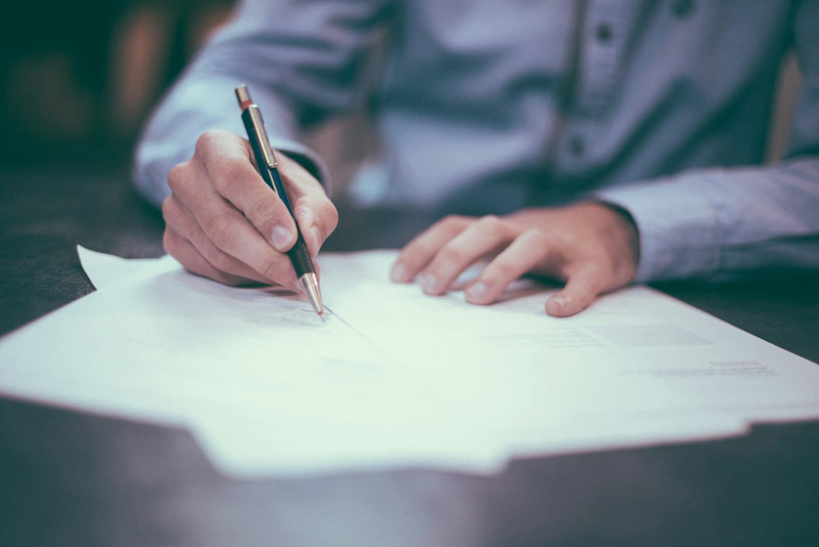 Profesional firmando documentos de facturación: VeriFactu en consulta de psicología