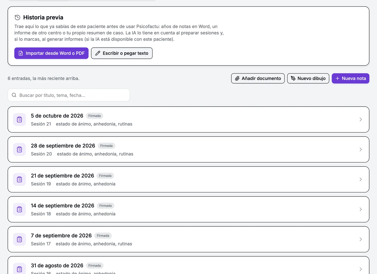 Expediente de una paciente en Psicofactu: la tarjeta para importar su historia previa desde Word o PDF y sus notas de sesión firmadas, de la más reciente a la más antigua